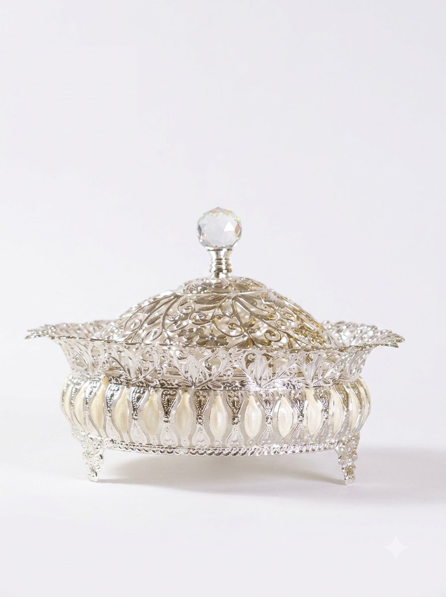 Leaf Bowl with Lid in White Enamel- Small